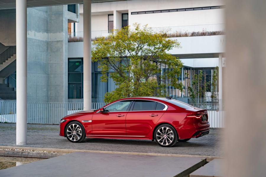  Jaguar XE L P250 HSE R-Dynamic 2019 года  (CN) (фото 12 из 31)